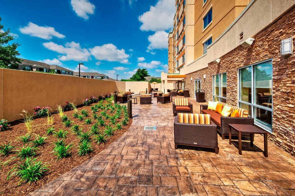 Courtyard By Marriott Westbury Long Island 9