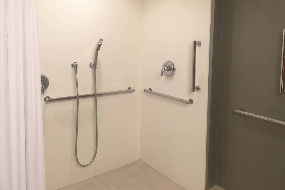 Courtyard By Marriott Westbury Long Island 2