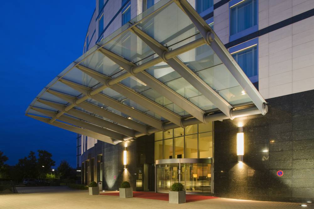 Crowne Plaza Airport 8