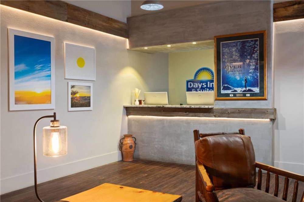 Days Inn And Suites By Wyndham Downtown Missoula-university 2
