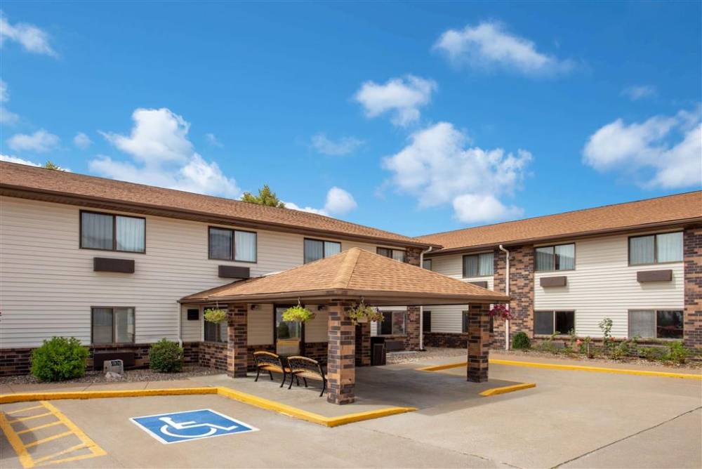 Days Inn And Suites Davenport 2