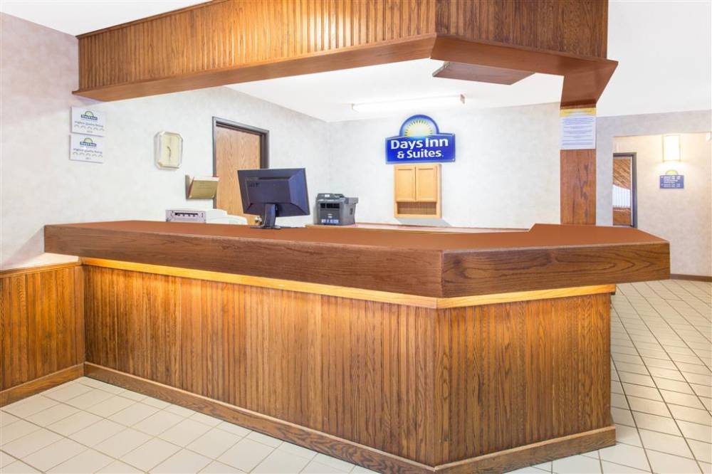 Days Inn And Suites Davenport 3