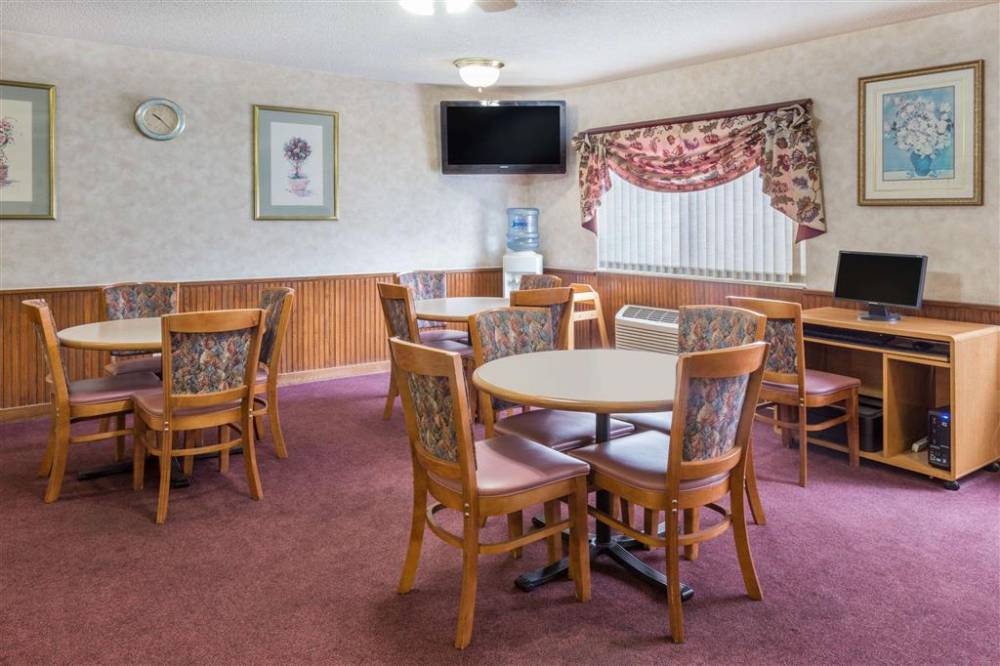 Days Inn And Suites Davenport 4