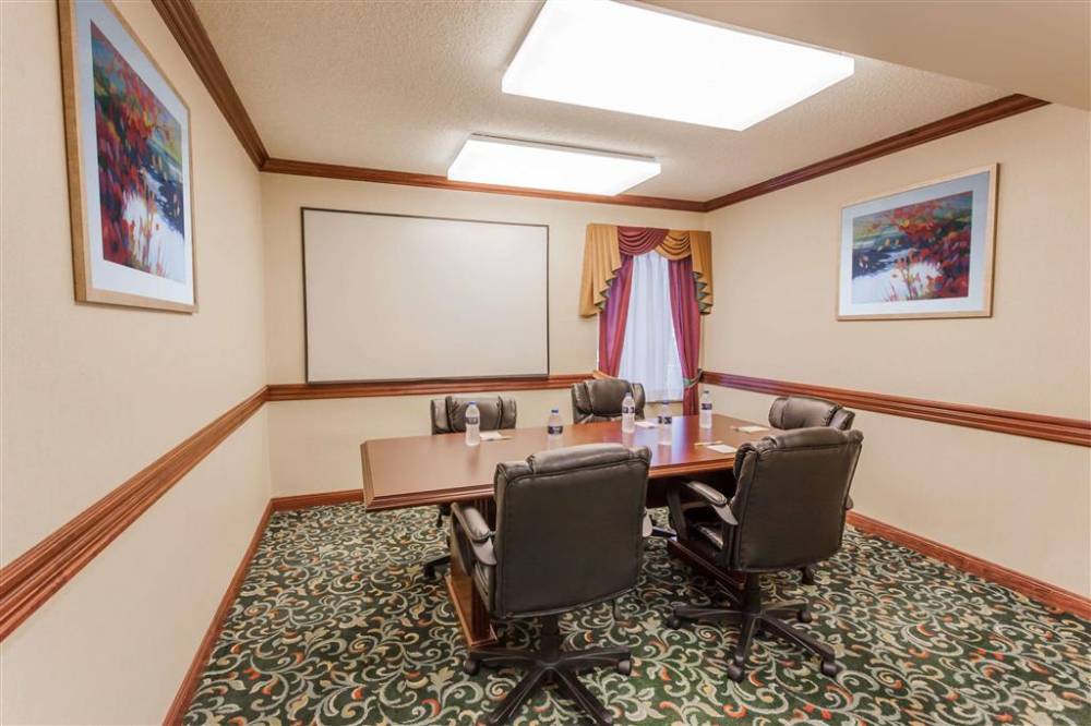 Days Inn And Suites Warren 2
