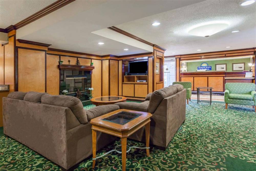 Days Inn And Suites Warren 4