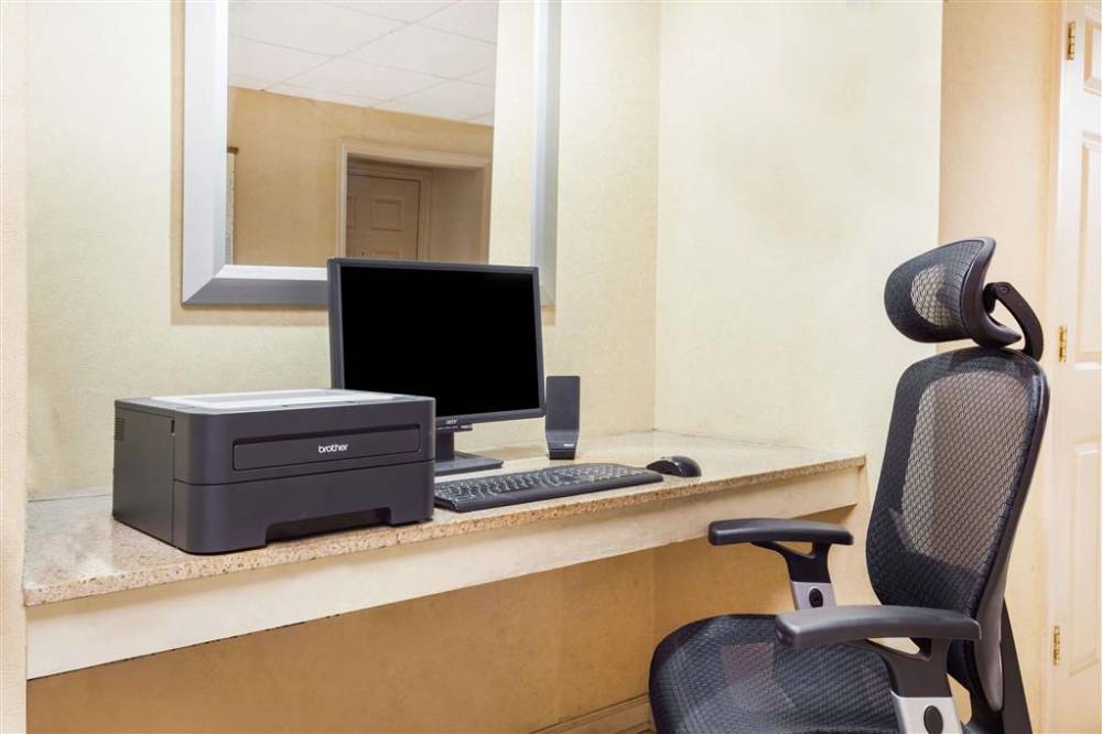Days Inn By Wyndham Columbia 3