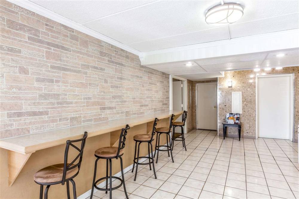 Days Inn By Wyndham Syracuse 5