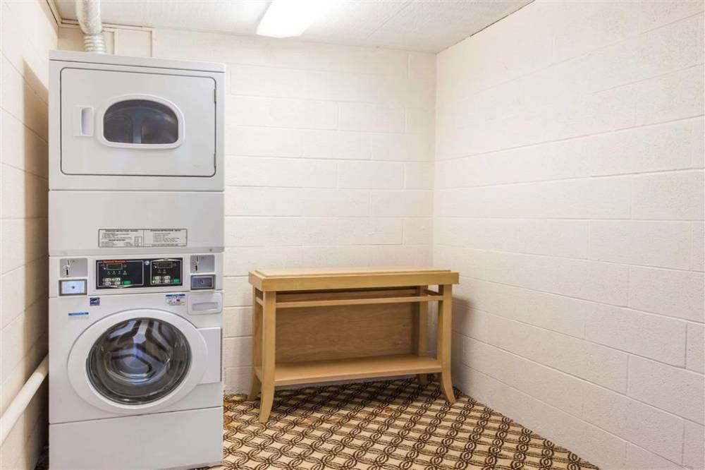 Days Inn By Wyndham Syracuse 4