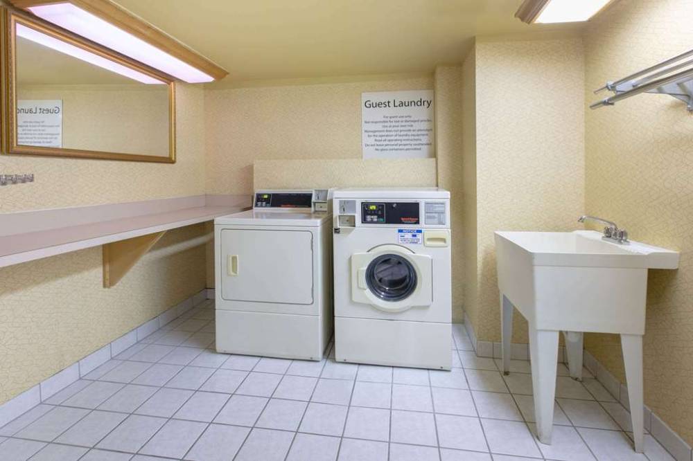 Days Inn By Wyndham Tulsa Central 5
