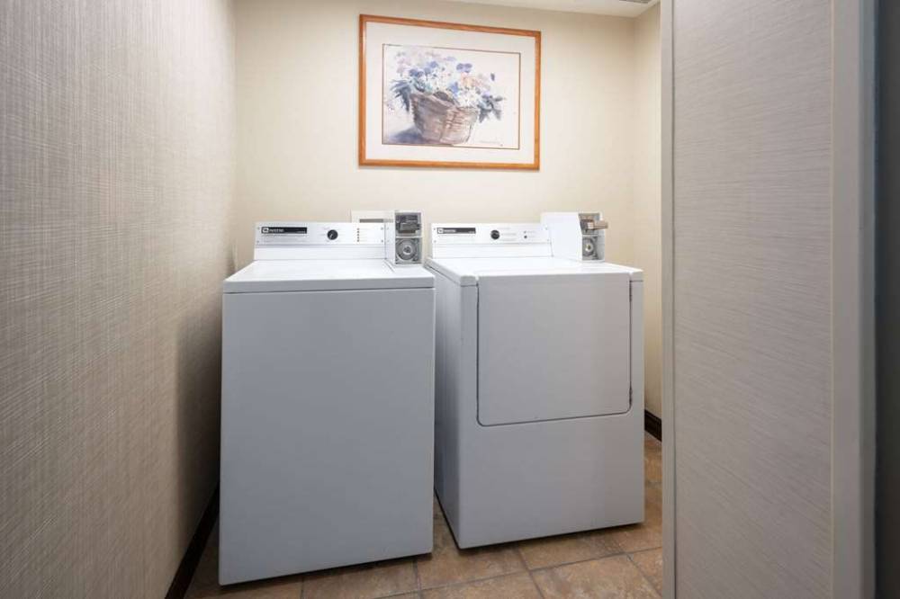 Days Inn & Suites By Wyndham Bozeman 7