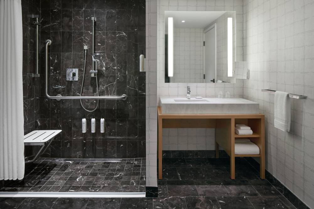 Delta Hotels By Marriott Toronto 8