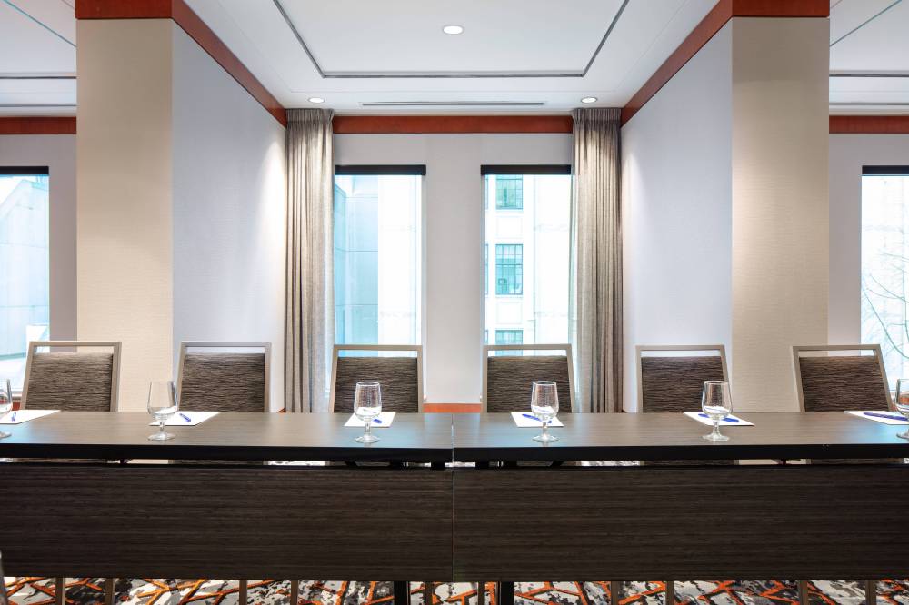 Delta Hotels By Marriott Vancouver Downtown Suites 10