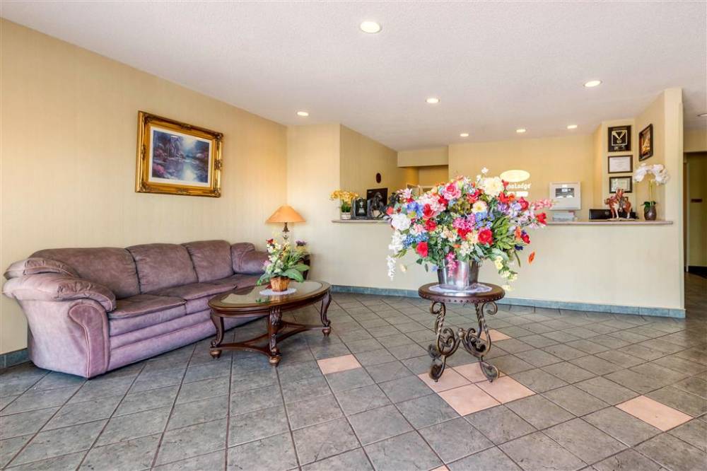 Econo Lodge Airport 2