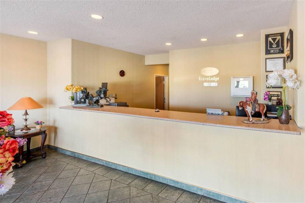 Econo Lodge Airport 3
