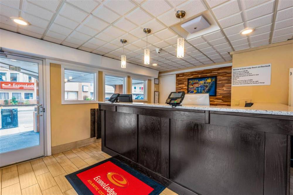 Econo Lodge Beach And Boardwalk 3