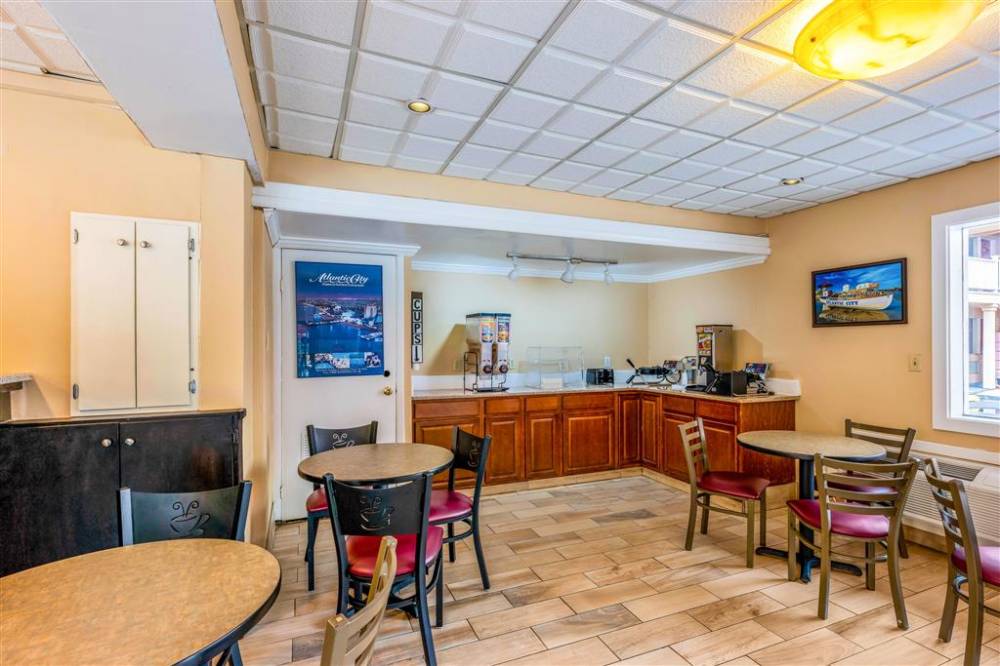 Econo Lodge Beach And Boardwalk 4