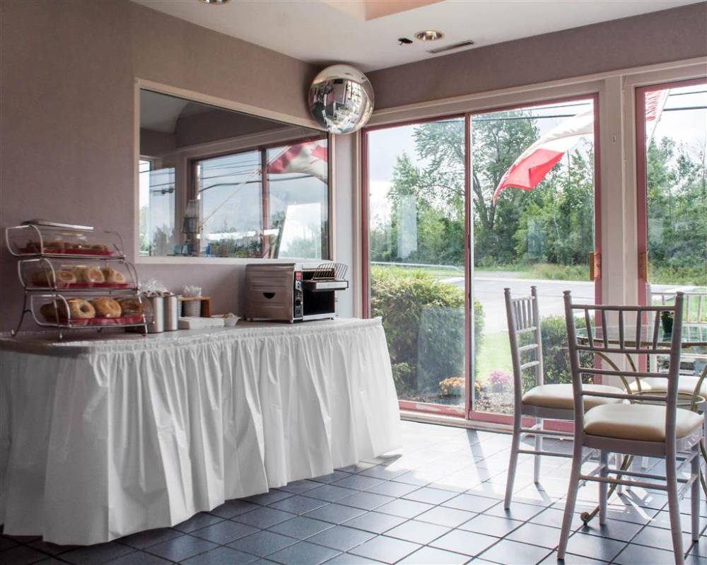 Econo Lodge Buffalo South 10