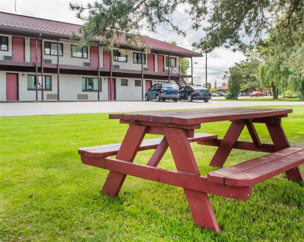 Econo Lodge Buffalo South 4