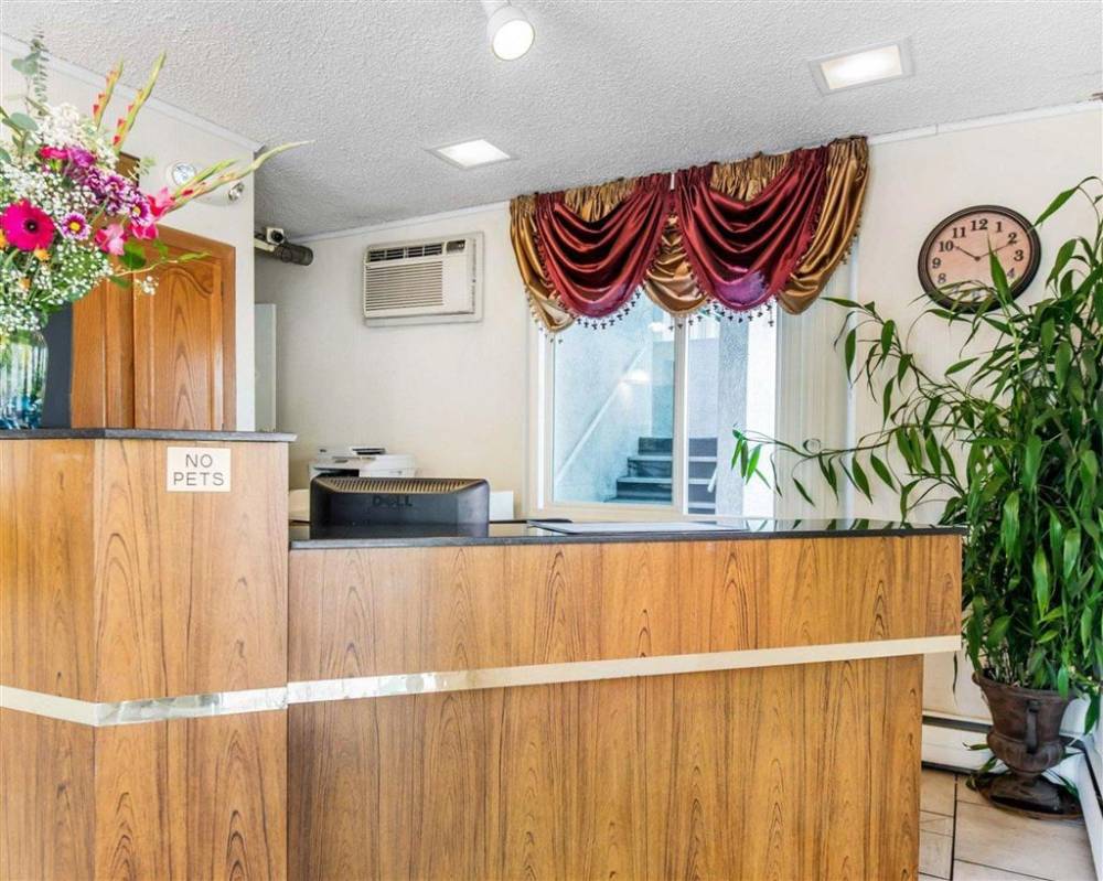 Econo Lodge Downtown 3