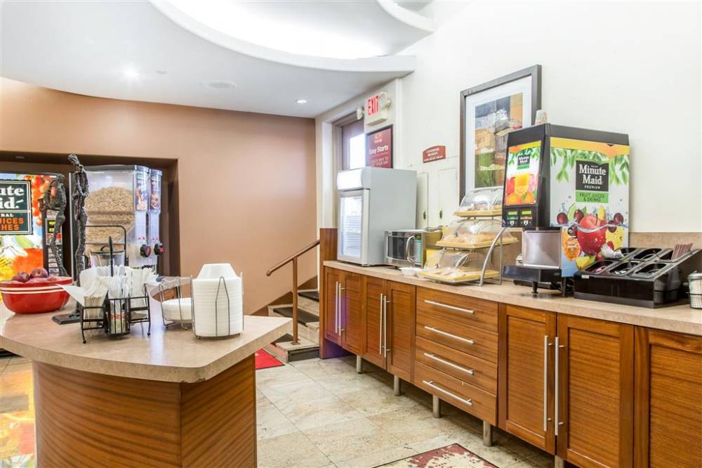 Econo Lodge 9