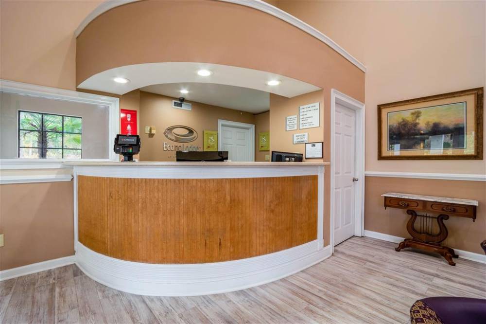Econo Lodge Inn And Suites 2