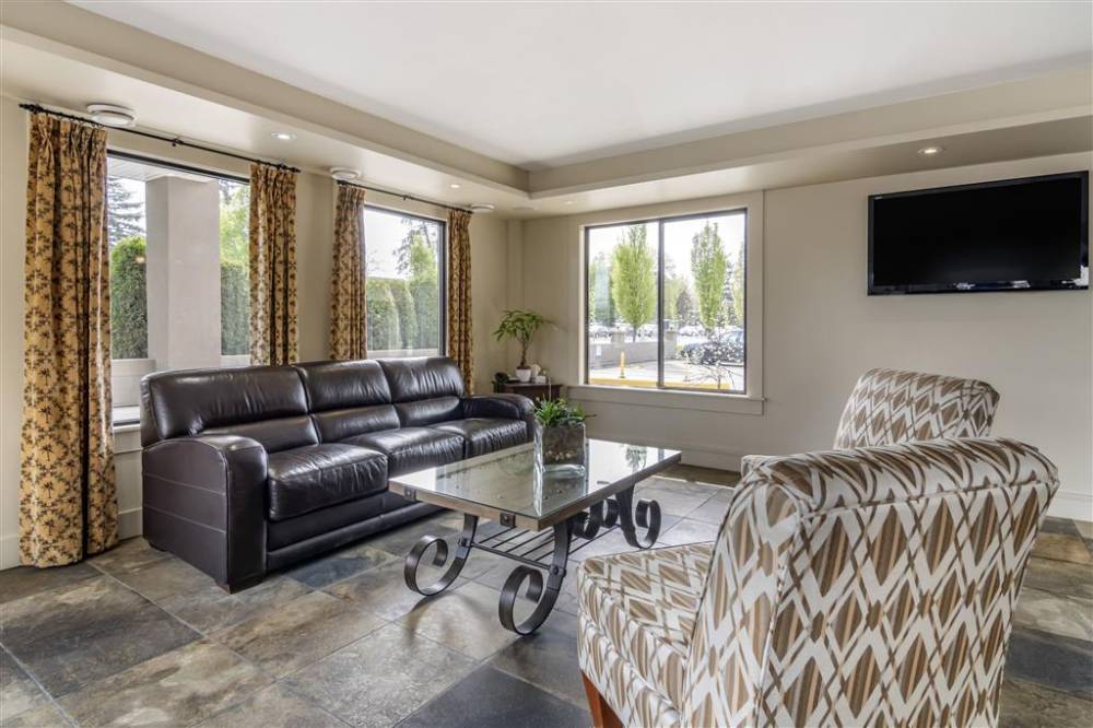 Econo Lodge Inn And Suites 3