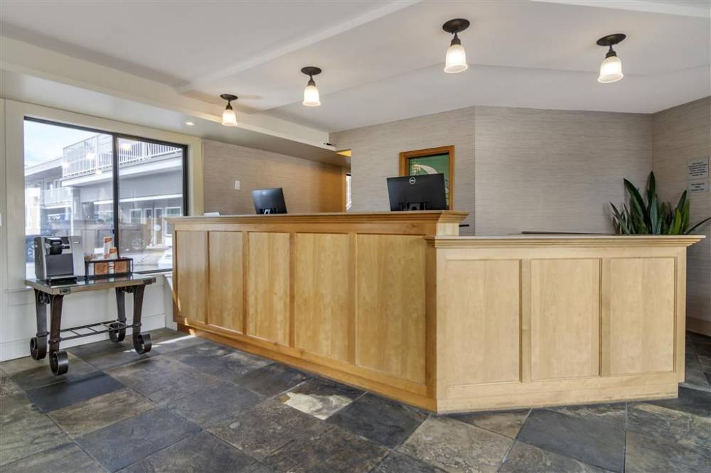 Econo Lodge Inn And Suites 2