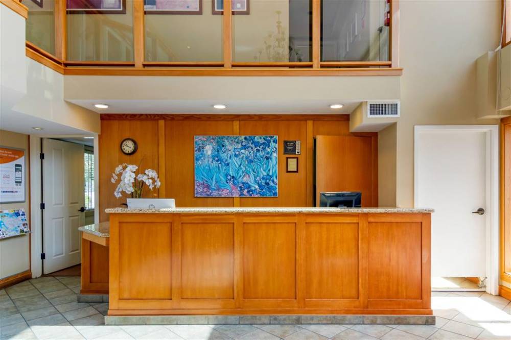 Econo Lodge Inn And Suites 4