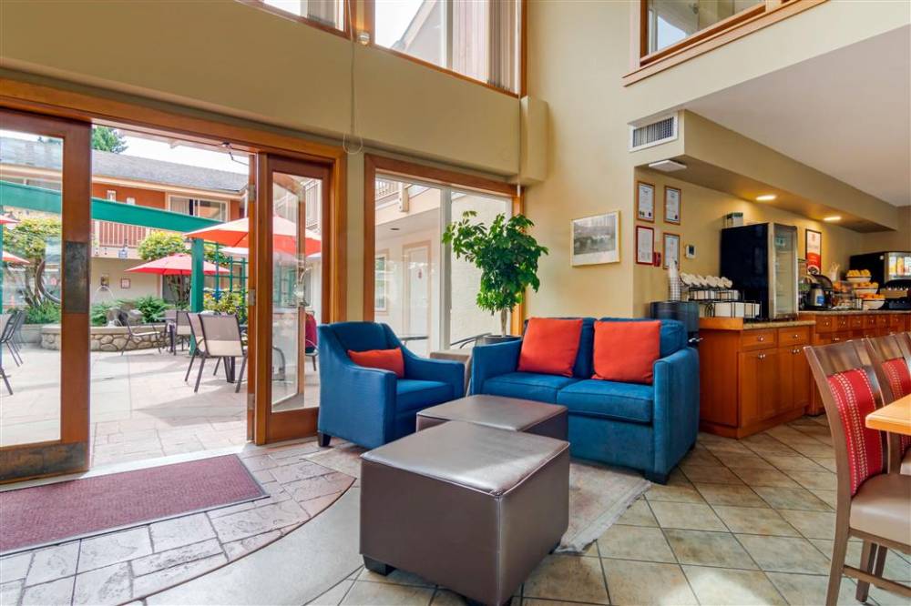 Econo Lodge Inn And Suites 5