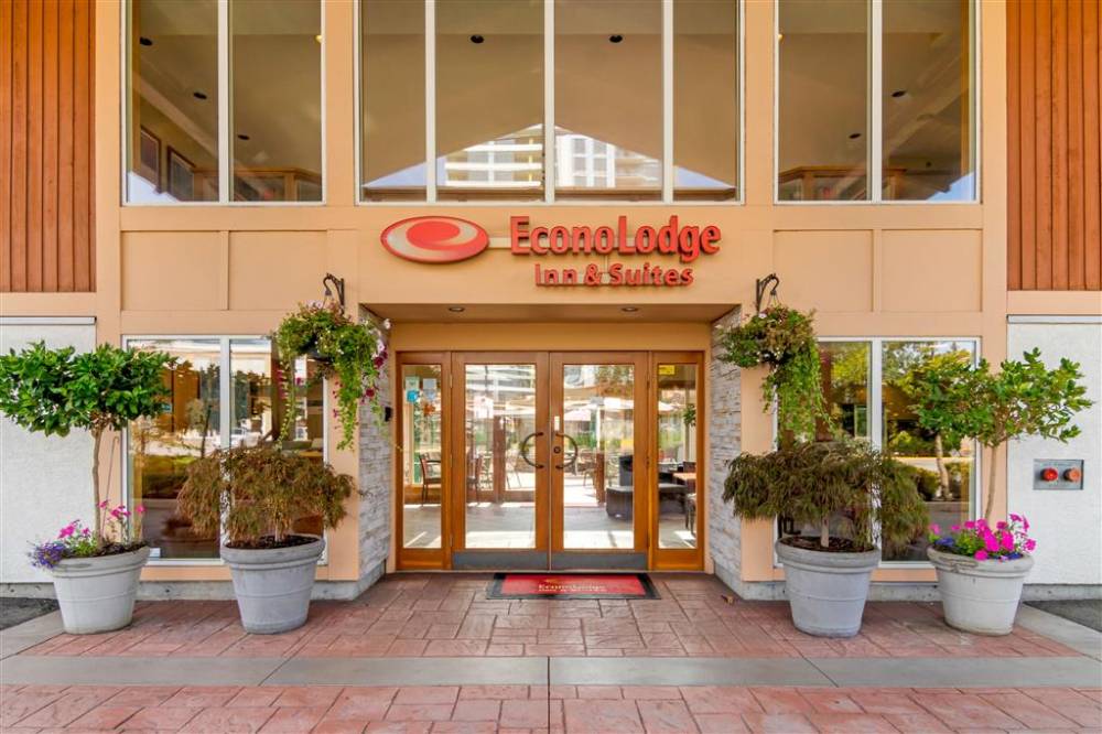 Econo Lodge Inn And Suites 2