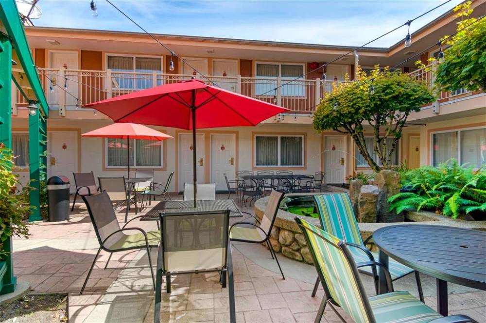 Econo Lodge Inn And Suites 3