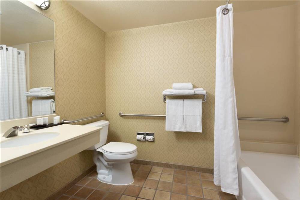 Embassy Suites By Hilton Lincoln 9