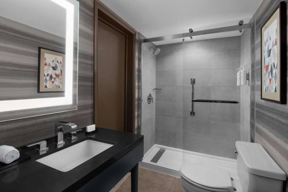 Embassy Suites By Hilton Phoenix Biltmore 8