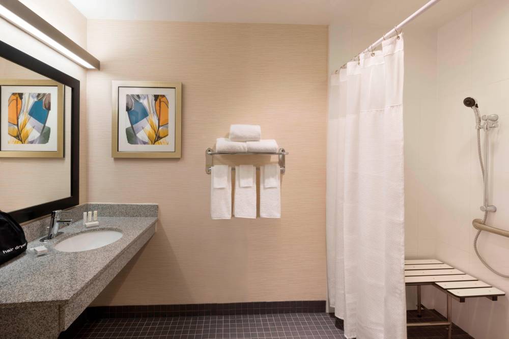 Fairfield Inn And Suites By Marriot Ottawa Kanata 3