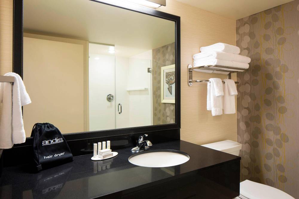 Fairfield Inn And Suites By Marriott Calgary Downtown 2