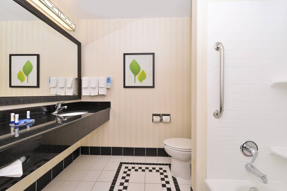 Fairfield Inn And Suites By Marriott Fort Wayne 2