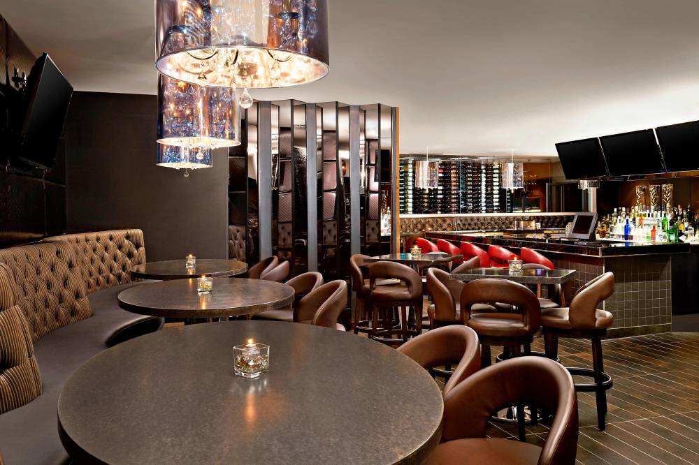 Four Points By Sheraton Hotel And Suites Calgary West 6
