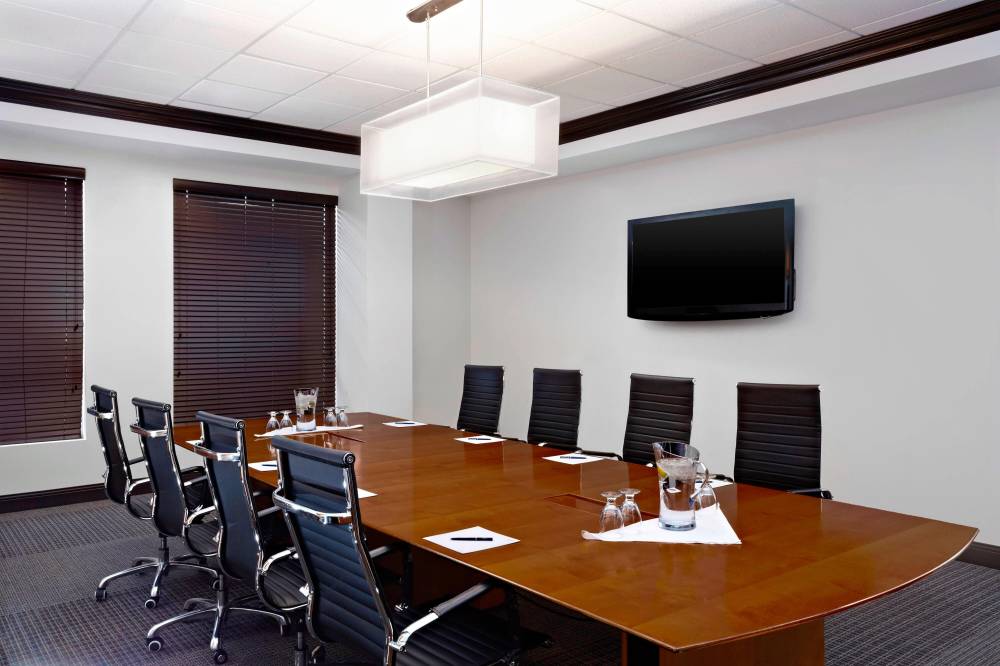 Four Points By Sheraton Hotel And Suites Calgary West 4