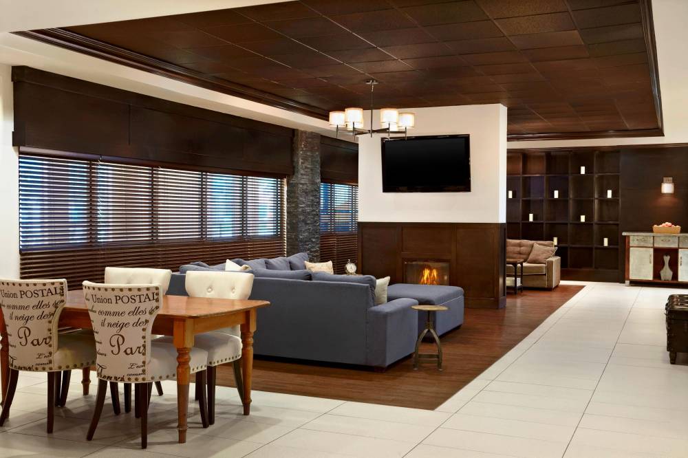 Four Points By Sheraton Hotel And Suites Calgary West 5