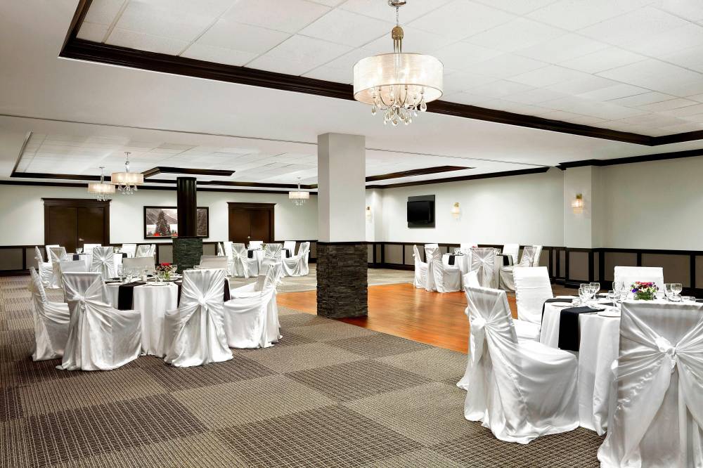 Four Points By Sheraton Hotel And Suites Calgary West 3