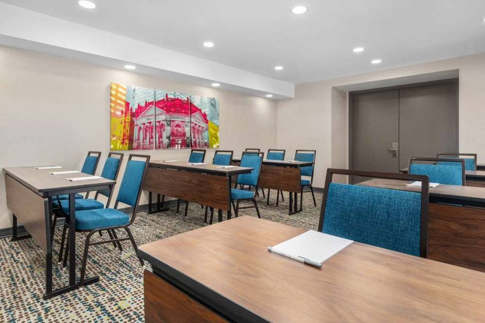 Hampton Inn And Suites By Hilton Toronto Downtown 2