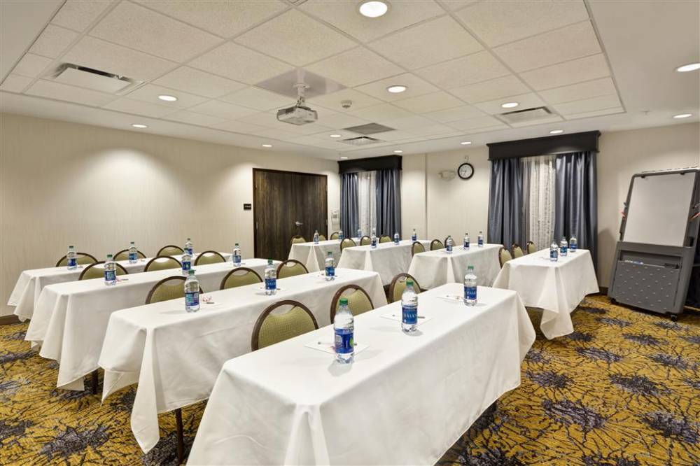 Hampton Inn And Suites Detroit/warren 2