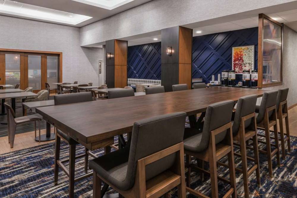 Hampton Inn And Suites Fort Wayne Downtown 9