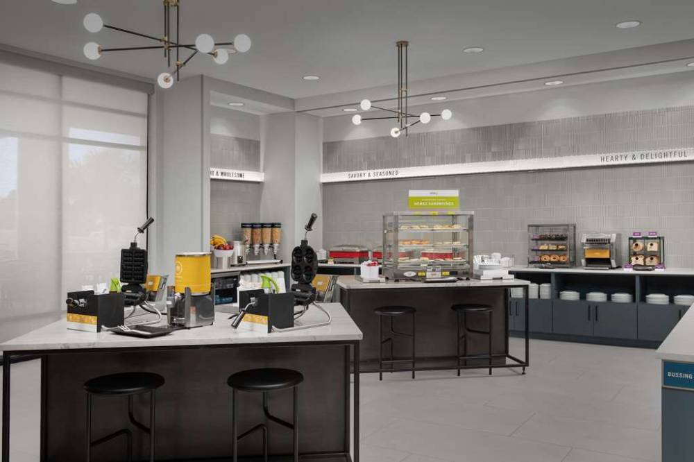 Hampton Inn Orlando Southeast Nona 7