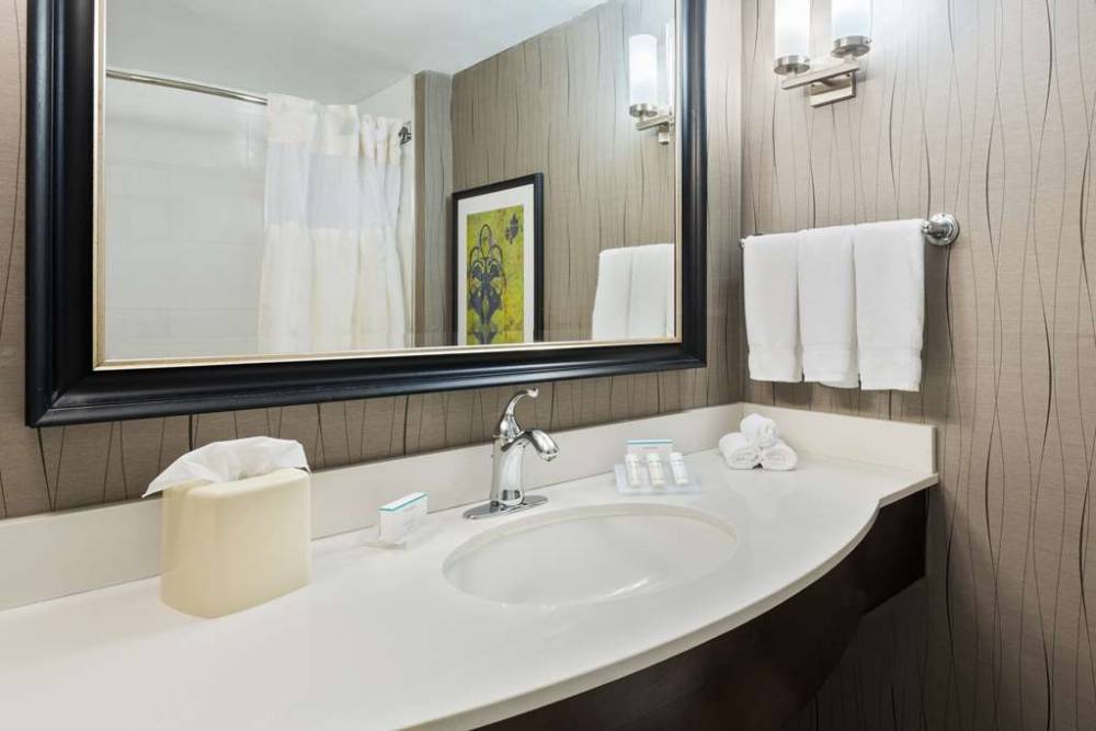 Hilton Garden Inn Westbury 9