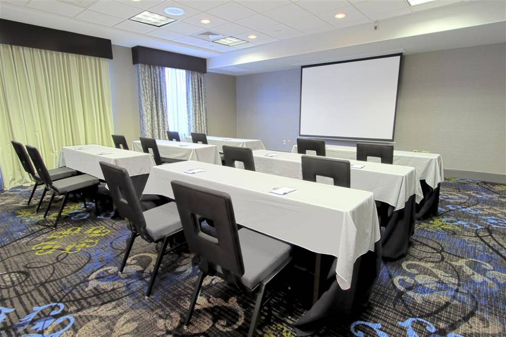 Hilton Garden Inn Westbury 2