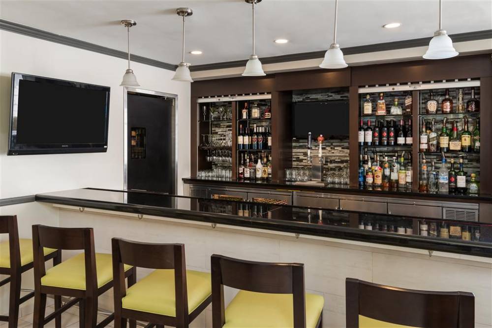 Hilton Garden Inn Westbury 5