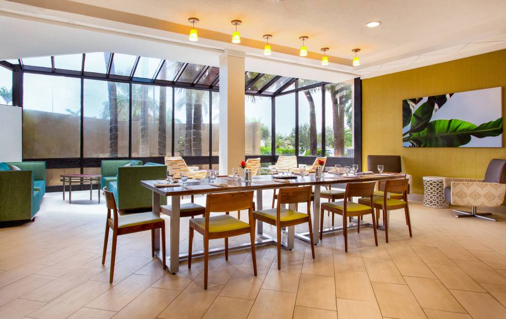 Holiday Inn Airport-west 3