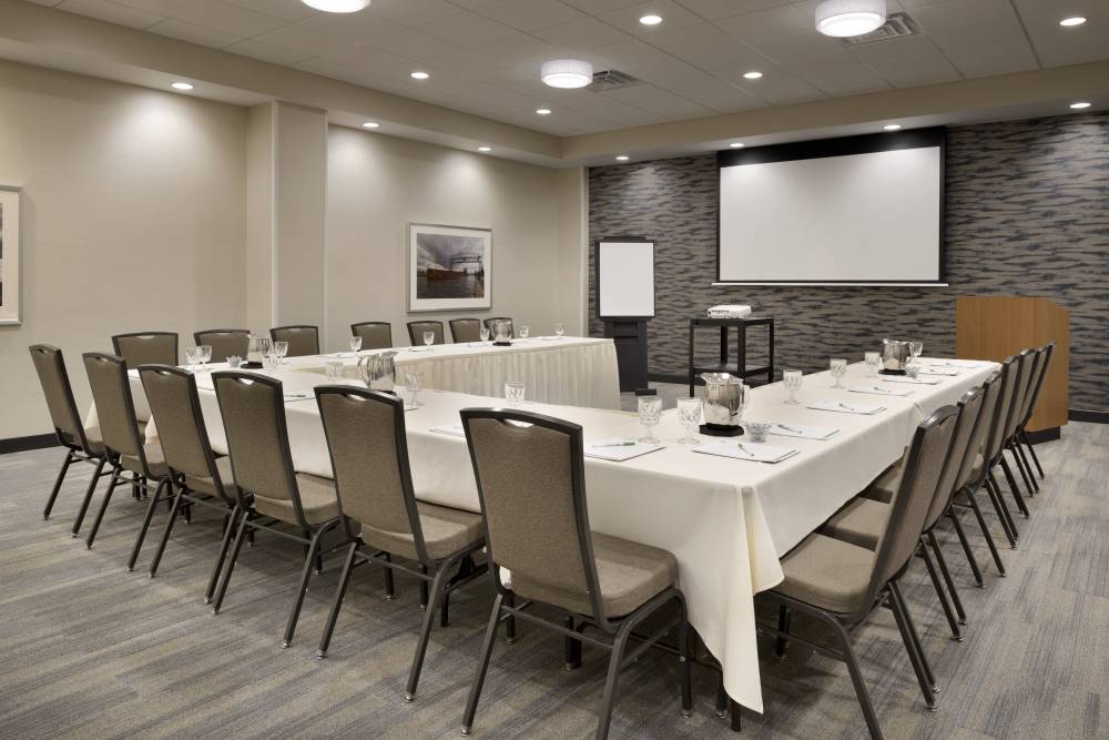 Holiday Inn And Suites Duluth 9