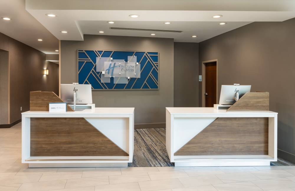 Holiday Inn Exp Airport Blue Lagoon Area 2